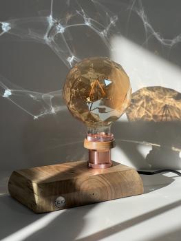 EDISON LAMPE AUS MASSIVEN WALLNUSS-HOLZ