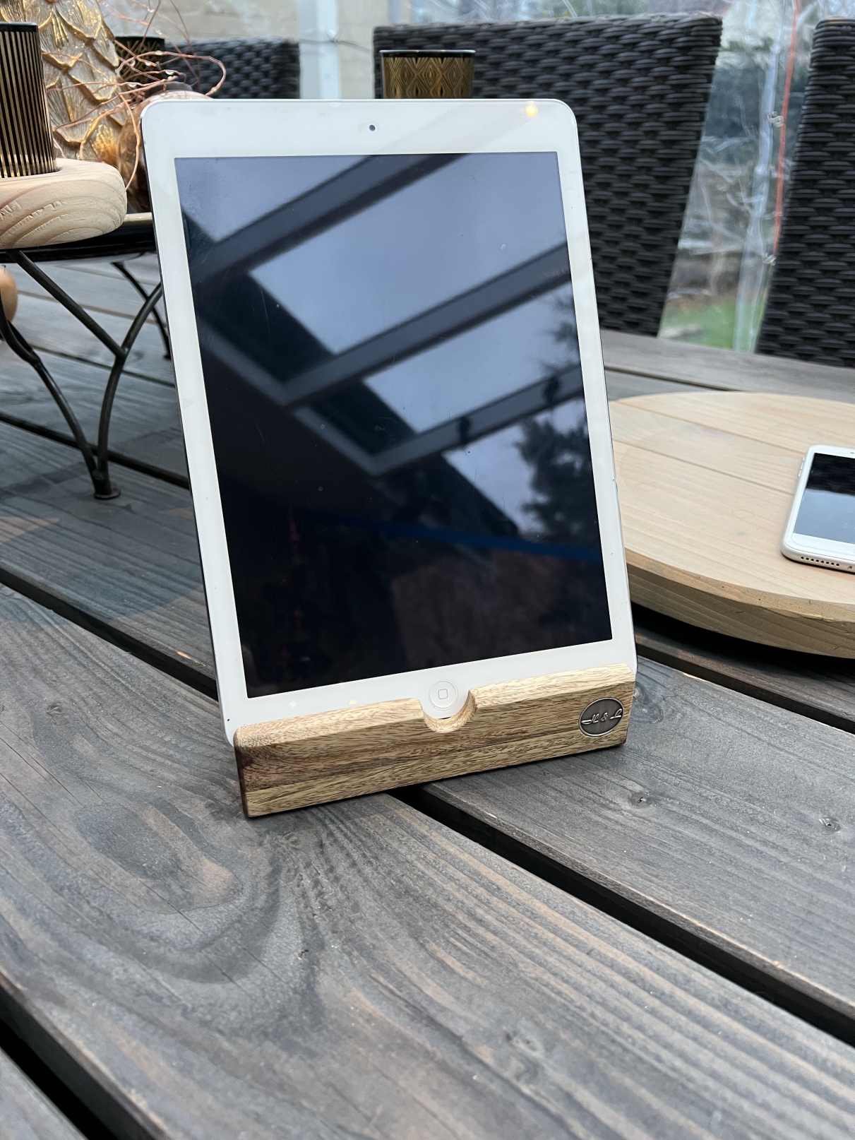 STATION4YOU exklusive Produkte in Premium-Qualität - Exklusiver Ständer für  ein Smartphone, iPad und Tablet aus massiven Nussbaum