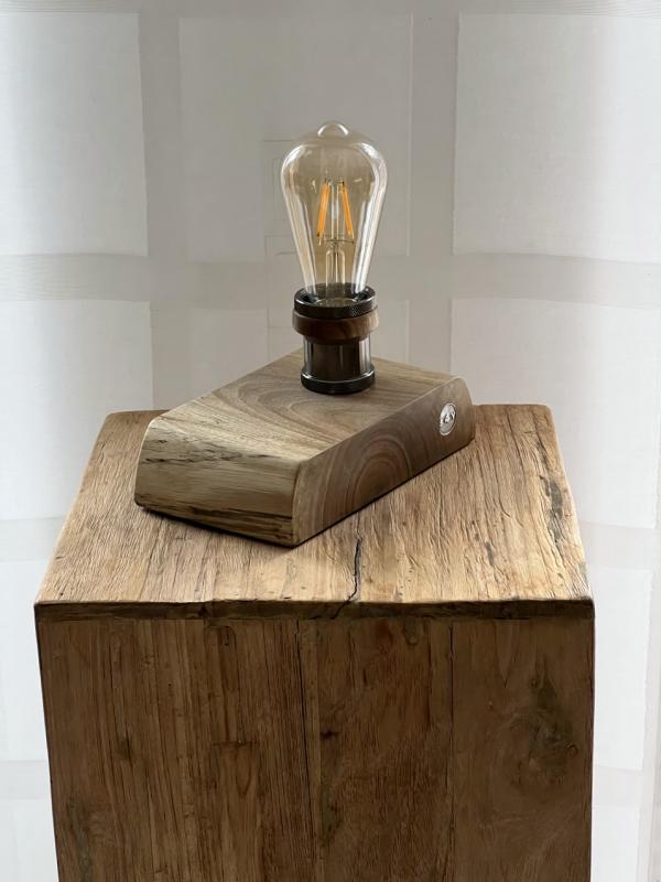 EDISON LAMPE AUS MASSIVEN WALLNUSS-HOLZ